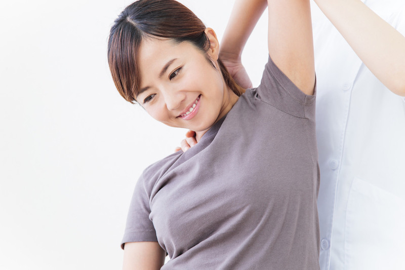 後ろに腕を回してもらっている女性